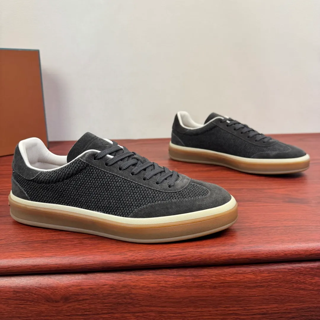 Batch 740 Loro Piana Tennis Walk men's moral training sneakers! These new textured leather tennis shoes feature an ultra-low-top design for year-round wear and are water-resistant. The wrapped sole creates an effortlessly attractive color combination that harmoniously blends functionality with understated style. The ideal footwear option for urban dressing. The heel is decorated with a soft calfskin tongue with Kummel color inserts and an embossed LP logo. Cotton shoelaces. Material: Upper: Gray woven stitching with cowhide accents! Sole: Rubber lining: Cow leather original rubber sole, excellent foot comfort, complete package! Size: 39-40-41-42-43-44 leather shoe size (can be customized to 38.4546) Item number: FAM1316 dark gray